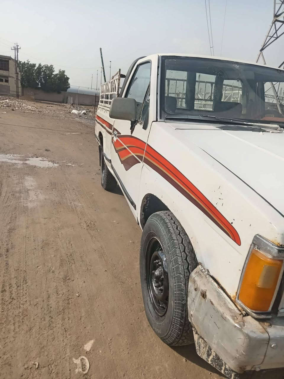 سلام عليكم نيسان موديل 92تك نضيفه محرك وكير وشاصي شرط من عدا صبغه جماليه مكفوله من اي عيب رقم مثنى راعيه يريد تحويل تريد وكاله اسويلك مكان سياره بغداد المين ***********رقم ***********السعر 30
