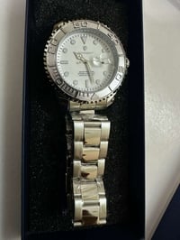 متوفر • ساعة • للبيع