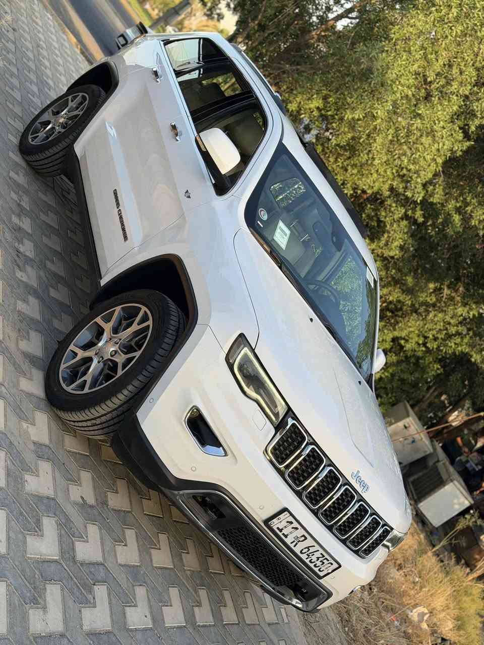 سلام عليكم جيب خليجي وكال ليث العبيدي
لمتدد بلاس ٢٠١٩
كشنات تدفاء + تبريد + خزن ميموري 
٣ شاشات  
بنوراما صندوق كهرباء 
داخل بيجي
رادارات نقطه عمياء فول سياره 
السعر 265.000$ يعني دفترين و٦٥ ورقه 
مكان سياره بغداد السيديه 
للستفسار ***********
