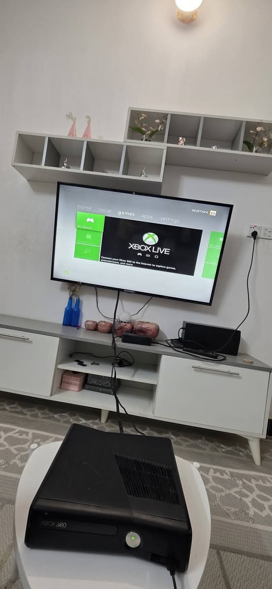السلام عليكم.  جهاز xbox 360 ذاكرة ٢٥٠ مهكر يحتوي على ٣٣ لعبة مع ٣ جوستكات السعر ١٣٠ 
***********
