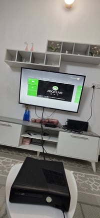 جهاز xbox 360 ذاكرة ٢٥٠ مهكر يحتوي على ٣٣ لعبة مع ٣ جوستكات السعر ١٣٠ ...