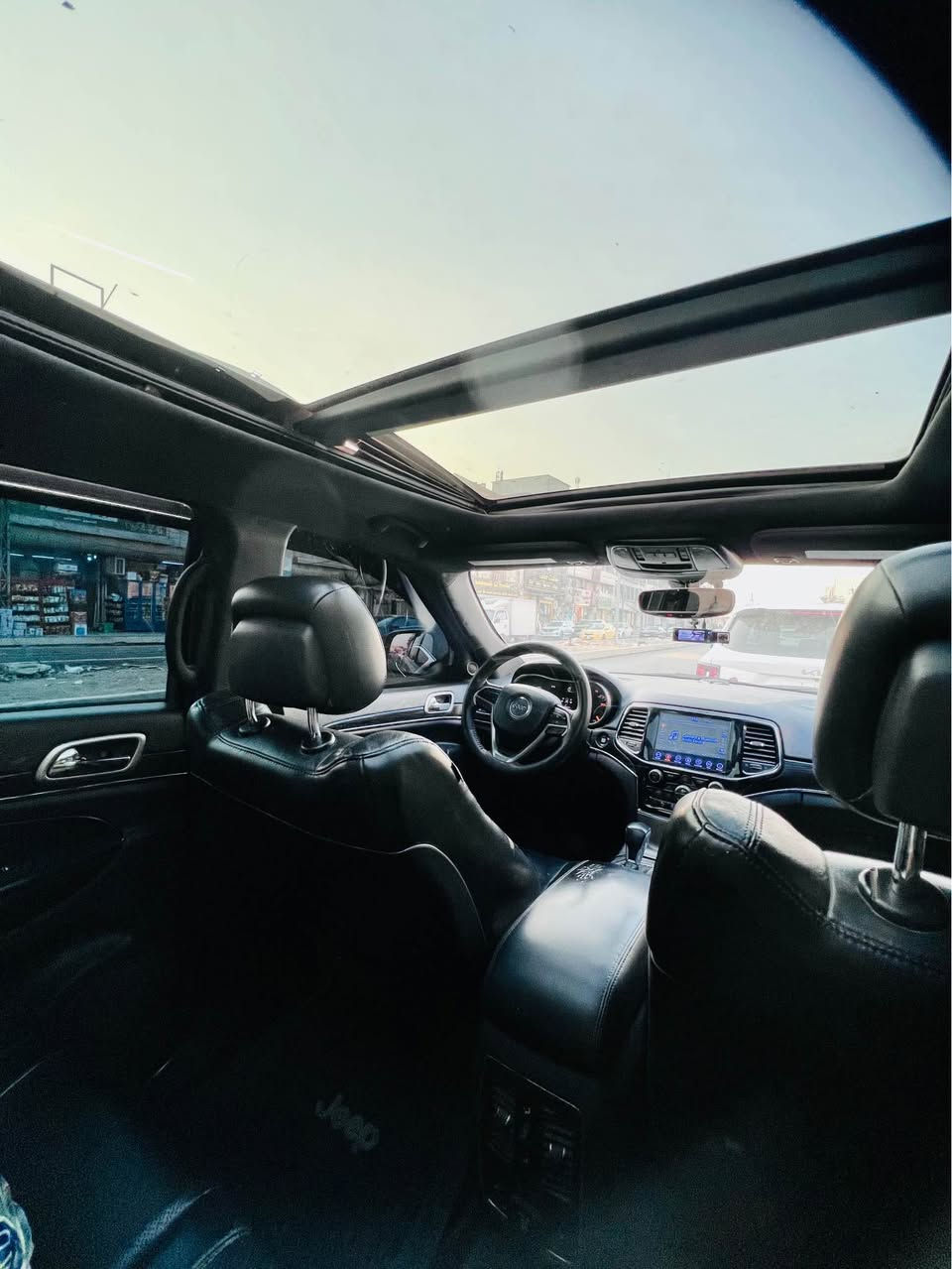 جيب كراند شيروكي 2019 لمتد 
لون سموك صبغ عام تغيير لون  
فول مواصفات كير مكينه خير من الله ترايها لامريكا رقم بغداد الدولي باسمي تحويل ثاني يوم
مواصفات اللمتد معروف
 سلايدروف 
كشنات جلد اسود
تدفئه كشنات 
خزن ميموري
تحكم ستيرن جهتين
تحكم كهربائي السايق والراكب
شفتات ستيرن
تدفئة ستيرن 
تدفئه تبريد كشنات 
شاشه 
تحكم فور ويل ( وضعيات قيادة)
مكينه 3600 المرغوب 
حساسات خلفيه 
 اشاير بالمري 
تحكم باعدادات السياره والتبريد من الشاشه 
تبريد قطعتين
 ترحيب عند الاقتراب 
دخول ذكي 
بصمة ابواب
تشغيل عن بعد 
ترحيب كشن السايق عند التشغيل 
كاميرا خلفيه
جنطه كهرباء
سستم صوت مع دمام خلفي
تحكم ستيرن جهتين 
نضام ايكو 
نضام سبورت
مانع انزلاغ
السعر 200 وبيها مجال 
مكان سياره بغداد بلديات
للاستفسار *********** بغداد, العراق
