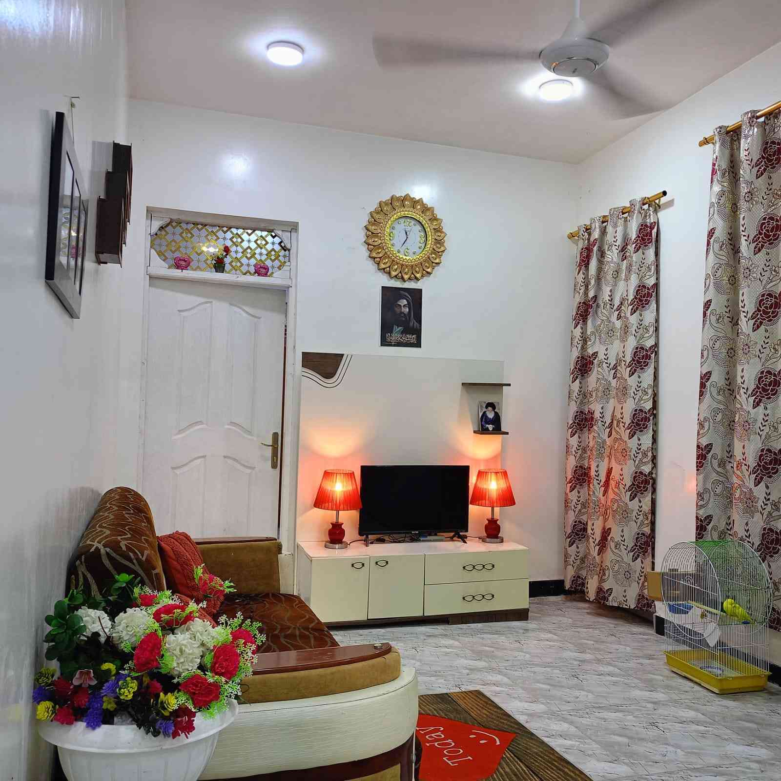 السلام عليكم.... دار للبيع في الكوفه المساحه ١٤٠ متر يحتوي على غرفه ومطبخ واستقبال وصاله وصحيات داخليه و خارجيه البناء طابوق الأساس صب والسقف صب.. 
العنوان الكوفه خلف مسجد السهله شارع معمل الدبس فرع الامام الرضا السعر ٤٧ وبي مجال ... 
الاتصال على الرقم *********** يوجد واتساب
