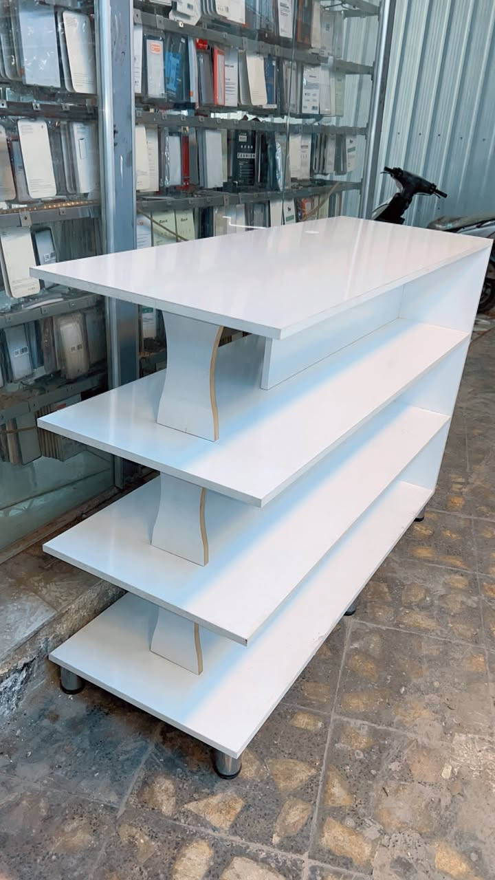 السلام عليكم فاترينه(وسطيه) للبيع مستعمل نظيف جداً استعمال فتره قليله خشب ndf افضل  الانواع للاستفسار الاتصال /***********. سبب البيع غيرت الديكور
