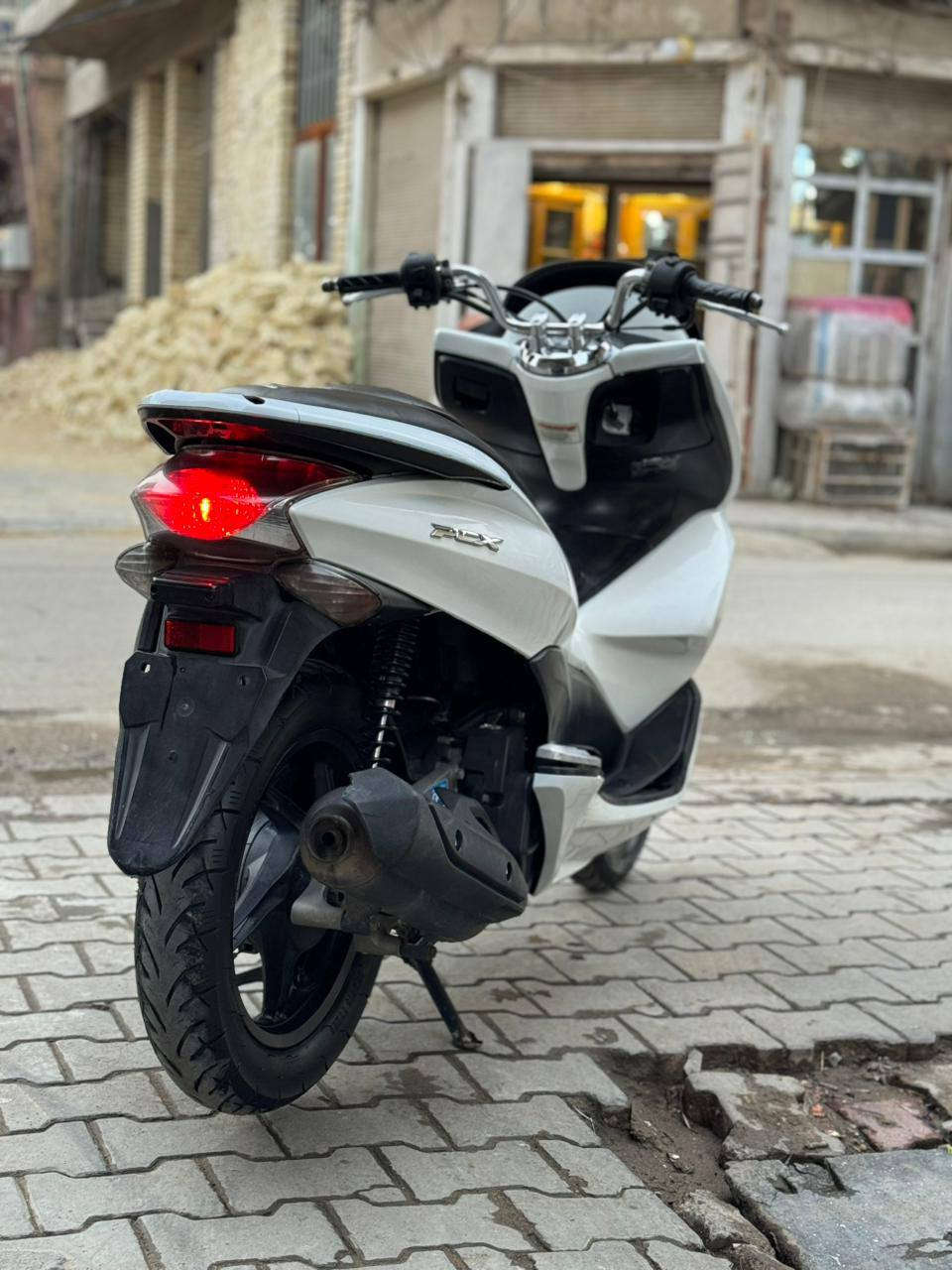 السلام عليكم للبيع دراجه pcxجيل الاول  دراجة مال رمبه الدراجه  ياباني  ( jf )كفرات ابلاديهه رمبه 
دراجه كامله أستان كهربائي حساس ازدحام  لا تبخير. ولاتنقيص الدراجه مكينه لوك شلعه معدل خير من احلا من الصور مال جناي المكان بغداد الصالحية قرب كراج العلاوي  دراجة مكفوله اي نقص مابيه السعر( مليون 550)
وبيه مجال الاتصل
***********
