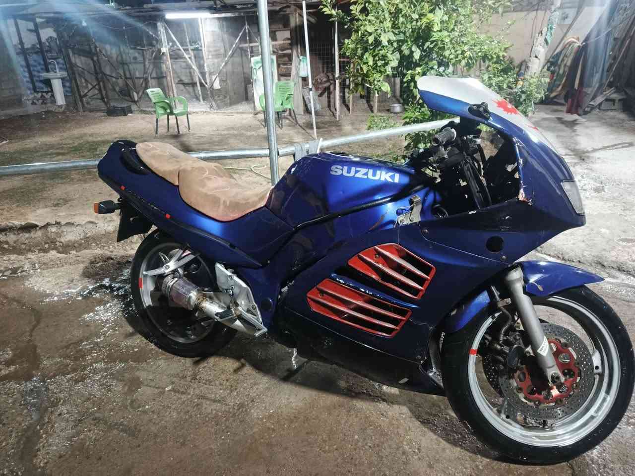 سلام عليكم  Suzuki RF 400 
أي نقص ما بيه صار صوت قوي بالمكينة ومتروكه
ابيع طافية كوم حديد 
٣٥٠ وبيه مجال مكاني بغداد سلمان باك 
***********
