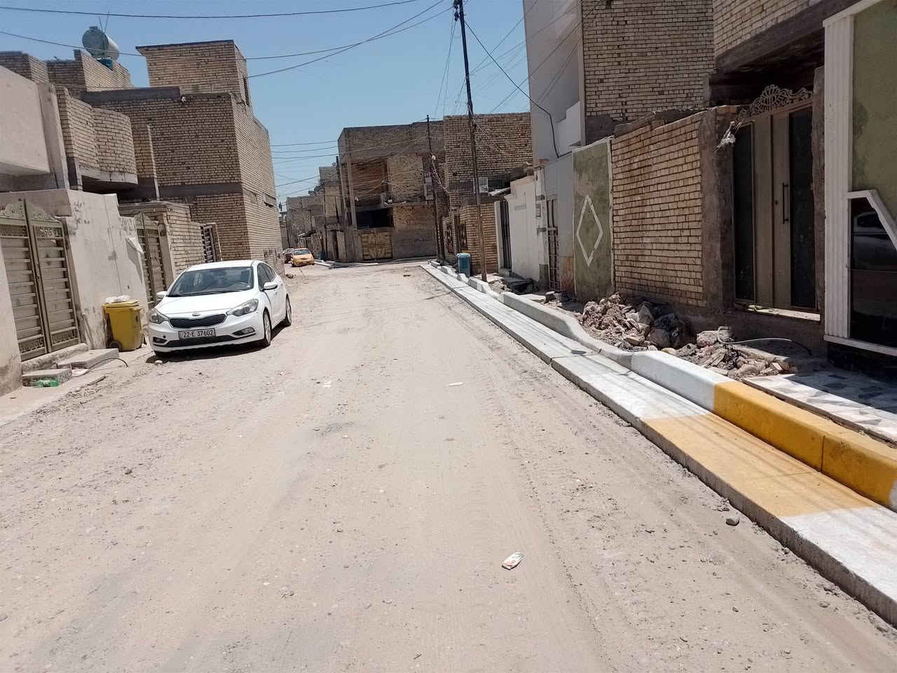 السلام عليكم بيت للبيع في منطقه الضباط الثانيه الزراعي مال البلديات المساحه 150 متر قاط ونص يحتوي على اربع غرف مال نوم الطابق الارضي غرفتين صاله حمام مطبخ حار مطبخ بارد استقبال كراج صحيات كامله الطابق الثاني غرفتين صاله حمام سطح مطبك شتاكر بيت جديد متعوب علي بمعنى الكلمه فرع كامل رصيف ومي ومجار كهرباء فرع هاي ايام تبليط اكيد تجي وتشوف بعينك موقع كلش حلو سعره تصل بل خدمة *********** ملاحظة هاي الايام تبليط اكيد تجي وتشوف بعينك

