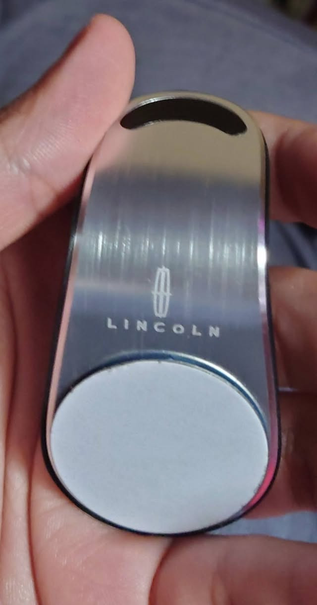 للبيع: قطعة إكسسوار لينكولن أصلية
قطعة أصلية بحالة ممتازة، مصنوعة من معدن مصقول (Brushed Metal) بتشطيب عمودي فخم. الشعار محفور ليزر (غائر) وليس طباعة، مما يضمن عدم مسحه نهائياً. سطح المعدن يقاوم البصمات ويبقى بمظهر أنيق.
الفائدة: تضفي لمسة فخامة وتجانس عالي مع ديكور سيارات لينكولن الداخلي أو الخارجي، وتعتبر بديلاً مثالياً للقطع التالفة أو المفقودة بفضل جودة تصنيعها العالية (Original OEM).
السعر: 60,000 دينار ( وبي مجال )


**إذا كنت صاحب هذا الإعلان وتريد حذفه لأي سبب، رجاءا أرسل رسالة إلى الدعم الفني**