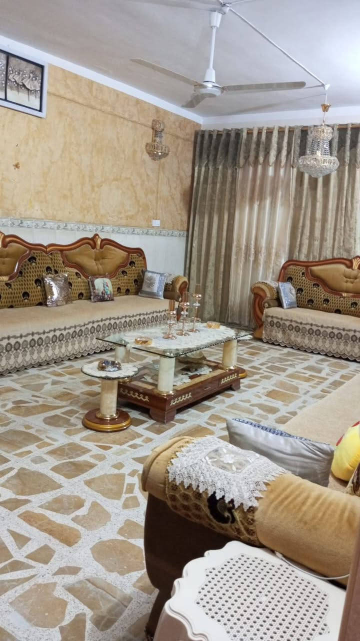 السلام عليكم
دار للبيع مكان مميز       
    المساحه //٣٠٠متر
واقع حال 450متر
البناء //طابوق صب كونكريت 
نوع العقار //طابو صرف
يتكون البيت من طابقين
 يتكون الطابق الاول من غرفتين نوم 
استقبال 
صاله 
مطبخ حار 
مجمع صحيات داخليه وخارجيه 
مدخل 
ممر خلفي وجانبي 
حديقه اماميه وجانبيه كبيره
شارع تبليط ومجاري خارجيه
الطابق الثاني يتكون من
عدد الغرف2
ملاحظه/يوجد مشتمل صغير 
غرفة نوم وصاله ومطبخ صغير مع البيت 
السعر ٣١٠وبي مجال
اذا ميعجبك السعر ادعيله بلرزق للجميع انشاء الله
الموقع //بابل المدحتيه 
الجمعيه قرب مدرسة نور الأجيال الاهليه
الاستفسار مراجعة مكتب دلالية وائل الهندي الواقع شارع 60 قرب سلوان ابو الكاشي مقابيل فرع علي قماره للاتصال على الرقم 
***********وائل الهندي
 ***********/ابو علي
