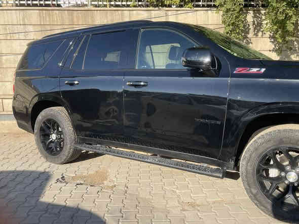CHEVROLET TAHOE Z71 (2024)
🚙✨ للبيع – شيفروليه تاهو 2024 (فول مواصفات) ✨🚙
• السيارة وارد امريكي✅
• ⁠مرقم بغداد جاهز وكامل التحويل ثاني يوم✅
📍 الموديل: 2024
📍 الفئة: Z71 (أفخم فئات الطرق الوعرة)
📍 المحرك: 5.3 لتر V8 بقوة 355 حصان / ناقل حركة أوتوماتيك 10 سرعات
📍 نظام الدفع: دفع رباعي 4x4

⸻

🔥 المواصفات الخارجية:
 • لون خارجي أسود لامع (Black)
 • تخم ويل ألومنيوم رياضي 20 إنج
 • شبك أمامي أسود مع لمسات كروم
•رفارف وبودي ستايل أوف رود خاص بفئة Z71
 • إضاءات LED أمامية وخلفية نهارية وليلة

⸻

💺 المواصفات الداخلية:
 • مقاعد جلد فخم باللون الأسود
 • تسخين جميع المقاعد + مقاعد أمامية  كهرباء وتسخين
 
• صف ثالث كهربائي قابل للطي
 • مقود جلد متعدد الوظائف مع تسخين
 • شاشة وسطية 10.2 إنج + شاشة عدادات رقمية 12 إنج
 • نظام Bose الصوتي الفاخر (9 سماعات)
 • إضاءة داخلية محيطية

⸻

⚙️ التكنولوجيا والراحة:
 • تشغيل عن بعد + بصمة
 • Apple CarPlay / Android Auto لاسلكي
 • شاحن لاسلكي للهاتف
 • 9 منافذ USB + منفذ كهرباء 110 فولت
 • نظام ملاحة مدمج
 • كاميرات 360 درجة + حساسات أمامية وخلفية
• داتا شو تحذيرية من التصادم
⸻

🛡️ الأمان:
 • رادار أمامي + تنبيه تصادم
 • تنبيه عند الخروج من المسار + مساعد بقاء في المسار
 • مثبت سرعة راداري (تكيّفي)
 • تنبيه النقطة العمياء
 • وسائد هوائية كاملة (أمامية، جانبية، ستائرية)

⸻

📌 تفاصيل إضافية:
 • المسافة المقطوعة: 12,500 ميل فقط (20000 كيلو) ✅
 • جميع الوسائد الهوائية سليمة ✅

 تفاصيل الحادث

• ⁠• باب السائق معمول إله PDR (تصليح بدون صبغ) ✅
 • الباب الخلفي من جهة السائق مبدل أصلي بنفس اللون (بدون صبغ) ✅
 • السيارة خالية من أي صبغ أو حوادث مؤثرة ✅
•نص هلال الجاملغ الخلفي تعديل بتقنية PDR بدون صبغ السعر 480 ورقه وبيه مجال استفسار ***********
