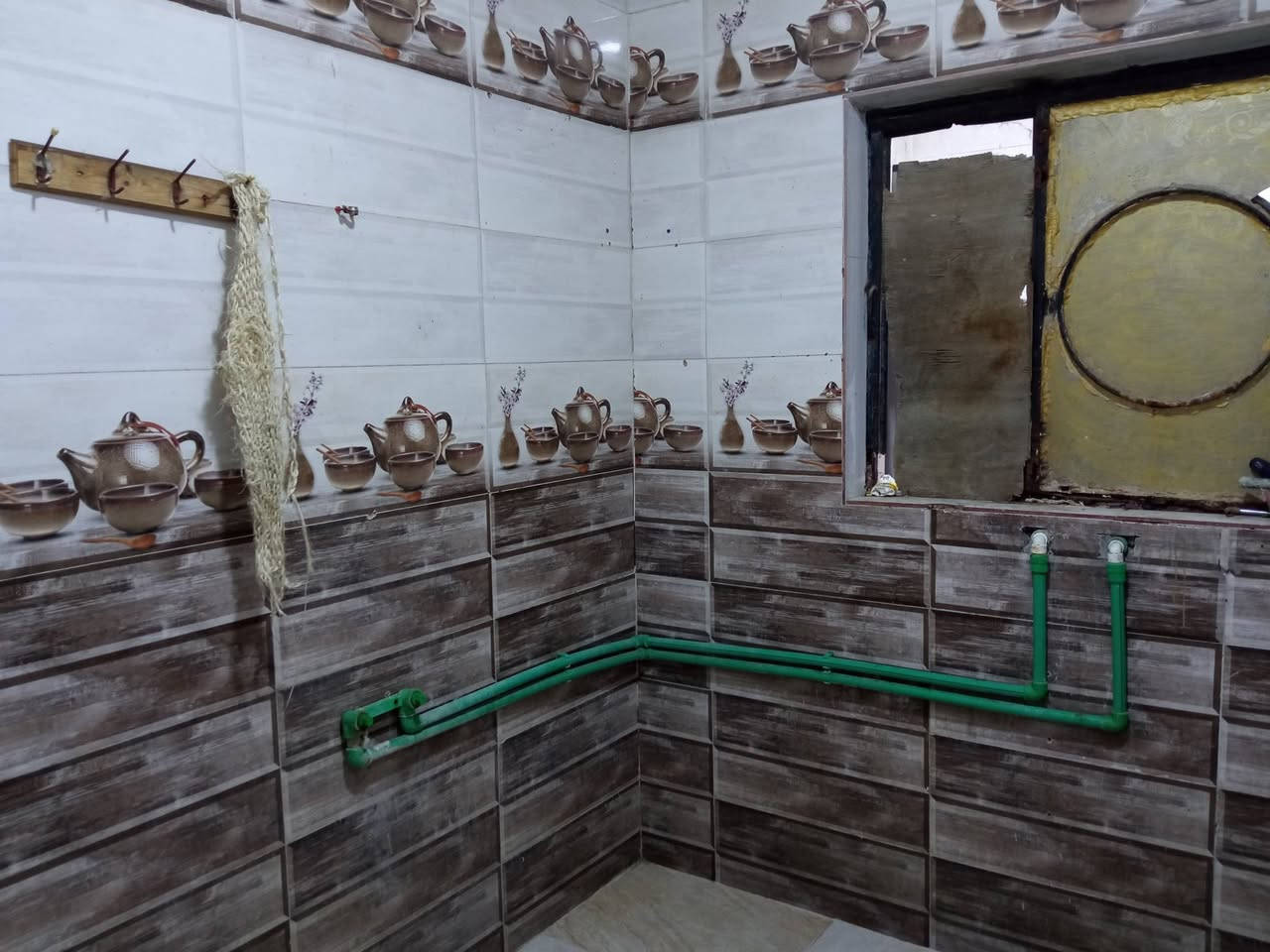 السلام عليكم 
(( بيت للايجار ))
العنوان / القبله قرب شارع المدارس 
التفاصيل/ طارمه/ استقبال/ صاله/ غرفتين منام/ صحيات خارجيه وداخلية 
الايجار مقابل 550 الف  
للاستفسار ***********
