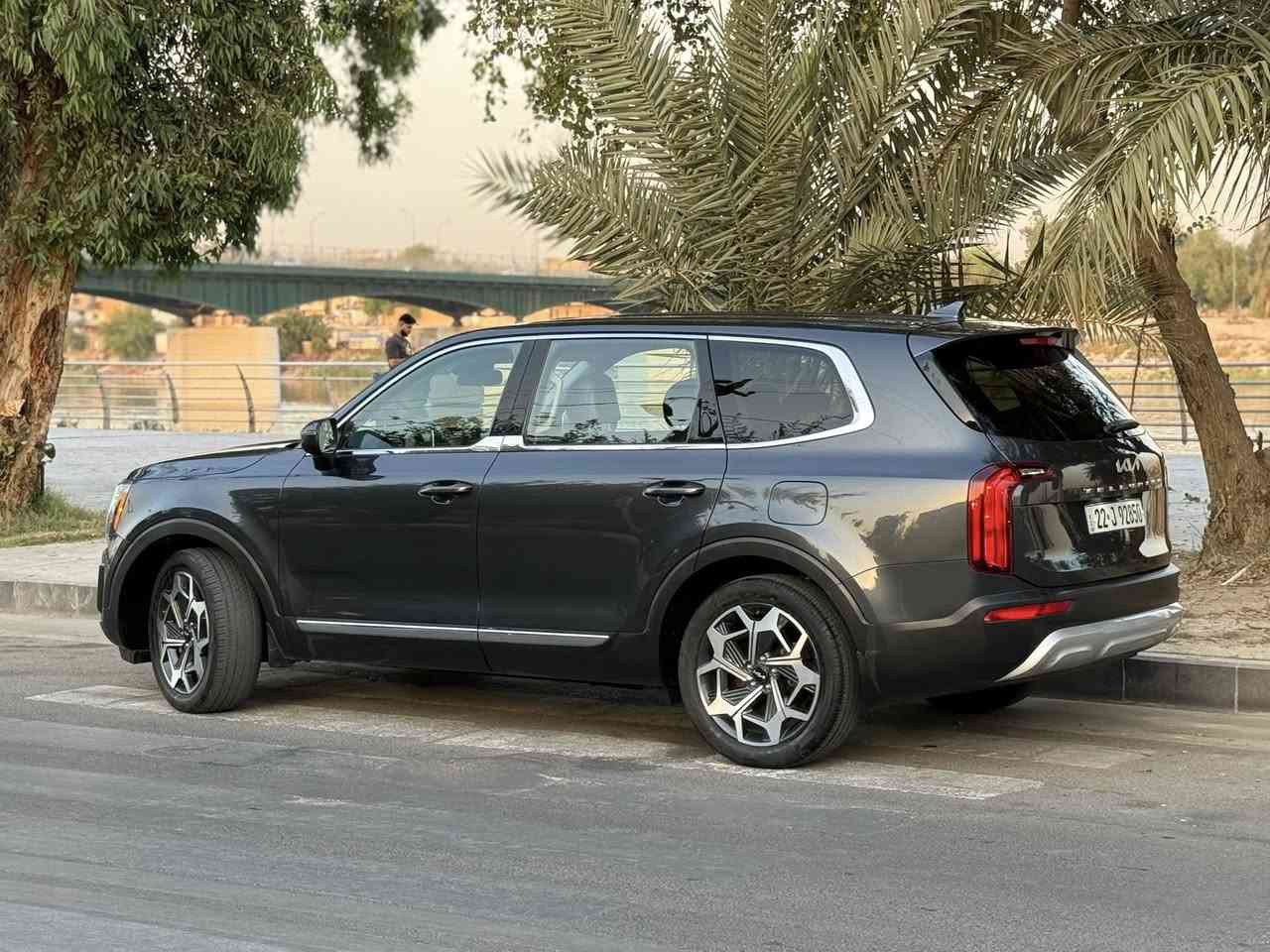 السلام عليكم
كيا تيلورايد 2022 
الحادث  قطعتين صبغ فقط : الباب الخلفي جهة الصدر مصبوغ + الجاملغ الخلفي بارد بدون صبغ / بالعراق انطخ عندي جاملغ الصدر وصبغته  يعني السيارة بيها قطعتين صبغ فقط / البجم كبس والخلف هم كبس بلاد 
حالة الايرباك سليم 100‎%‎ مكفول
السيارة ماشيه ( 68،000 mi) اجت من امريكا ماشيه 57 الف مايل يعني ما ماشيه بالعراق هواي
المواصفات : 
بصمة تشغيل وابواب / مقاعد جلد / مقعد السائق كهرباء
رادارات 360 درجة / حساسات خلفية / اوتو هولد / مود درايف/ هاند بريك بصمة / بجم ليد / 7 راكب
حجم المحرك 6 سلندر 3800 
بالنسبة للشاصي واللغد والدواخل والمحرك والكير مكفولات كفالة عامة وعلى السونار 
مكان السيارة بغداد 
***********
