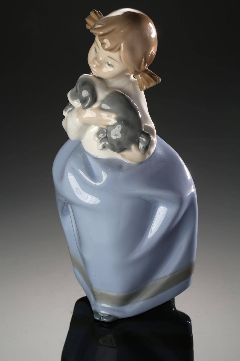 تمثال "ناو من لادرُو: فتاة مع جرو نائم 1029" المصنوع من البورسلين، هو تجسيدٌ دافئٌ للبراءة والسكينة، مُجسّدٌ ببراعةٍ في أجود أنواع البورسلين. تُصوّر هذه القطعة الفنية الرائعة لحظةً خالدةً من الرفقة والحنان، حيث تُصوّر فتاةً صغيرةً تُراقب جروًا نائمًا بسلامٍ في حضنها. المشهد يُعبّر عن الرضا والحب الخالص، ويُثير مشاعر الدفء والحماية.
صُنعت هذه التحفة الفنية بدقة وعناية فائقة تشتهر بها علامة NAO by Lladro، وتُصوّر الفتاة جالسةً في وضعية استرخاء، يعكس مظهرها وتعبيرها رقةً وحنانًا تجاه الجرو النائم. أما الجرو، المُلتفّ في وضعية مريحة، فيجسّد جوهر الهدوء والثقة، مما يُعزّز الرابطة الوثيقة التي تجمع بينهما.

تم تصميم زي الفتاة بألوان هادئة ورقيقة، مع تفاصيل دقيقة تضفي عمقًا وواقعية على القطعة. وقد تم تجسيد ملمس فراء الجرو بدقة متناهية، مما يُبرز المهارة الفنية العالية التي بُذلت في إحياء هذا المشهد. أما اللمسة النهائية اللامعة، المميزة لقطع NAO، فتُبرز ملامح التمثال الرقيقة والجمال الهادئ للحظة التي يُمثلها.

لا تُعدّ "الفتاة مع جروها النائم" مجرد قطعة ديكور، بل هي تجسيدٌ للحبّ غير المشروط واللحظات الهادئة التي تجمع بين طفلة وحيوانها الأليف. إنها بمثابة تذكيرٍ بالبهجة البسيطة والعميقة التي تُضفيها هذه العلاقات على حياتنا. يُشكّل هذا التمثال إضافةً مثاليةً لأي مجموعة، فهو يُناسب أولئك الذين يُقدّرون جمال اللحظات الرقيقة في الحياة والرابطة المميزة بين الإنسان والحيوان.

الأبعاد (الارتفاع × العرض × العمق)
: 7.5 × 3.5 × 3.5 بوصة

الوزن
13.6 أونصة
(السعر 30 ) والتوصيل مجاني ✅️🤍


**إذا كنت صاحب هذا الإعلان وتريد حذفه لأي سبب، رجاءا أرسل رسالة إلى الدعم الفني**