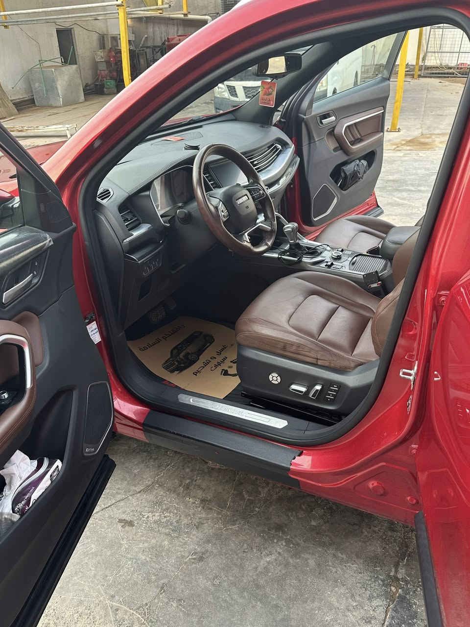 🚗 للبيع: هافال (HAVAL) 🚗
إذا كنت تبحث عن الأناقة، الفخامة، والاعتمادية.
📌 المواصفات العامة:
 الماركة والنوع: هافال (HAVAL) -  عائلية وشبابية.
 اللون: أحمر ملوكي مميز جداً ولامع (نظافة تامة).
 حالة السيارة: نظيفة جداً (داخلية وخارجية)، غرفتها الداخلية جلد بحالة الوكالة. ضررها بين البابين عالبارد بدون صبغ
⚙️ المواصفات الفنية والميزات:
اوتو بارك تحديد مسار كامرات 360 درجه
 المحرك:  / 2.0 لتر] اقتصادية وقوية وعزم ممتاز.
 العداد (الممشى): [92 الف كيلو متر
 ناقل الحركة: أوتوماتيك.
 الإضاءة: عدسات LED أمامية كاشفة مع كشافات ضباب سفلية لؤلؤية.
 تحكم ستيرن كامل (أزرار تحكم بالمقود)، بصمة تشغيل، فتحات تكييف خلفية، وتصميم داخلي مريح جداً للمسافات الطويلة.
 الأمان: حساسات أمامية وخلفية، نظام المكابح ABS، وسائد هوائية متكاملة لحماية الركاب.
تحويل مباشر سنويه الى سنه 2029
💰 السعر وتفاصيل الاتصال:
 السعر المطلوب: [ 13 الف دولار  او مراوس حسب القناعه
 
 للتواصل والاستفسار: يرجى الاتصال على الرقم: [***********] أو المراسلة عبر خاص الصفحة (الماسينجر).
