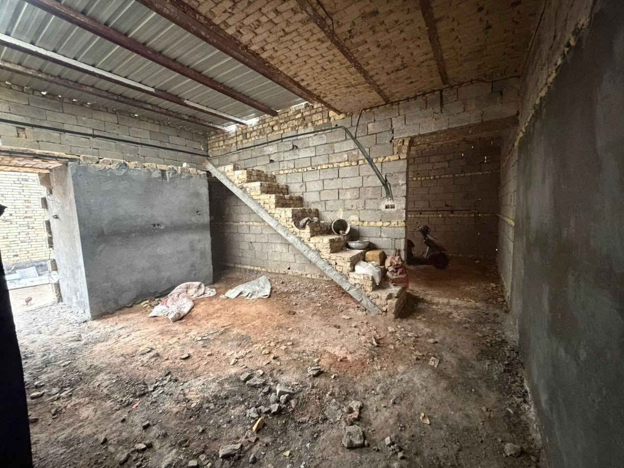 بيت للبيع  140 متر 
طابو زراعي سند 25 مداور بأسم المشتري  
يتكون صاله واستقبال ومطبخ وغرفة  وصحيات داخلية وخارجية العنوان خلف حي الحضاره البو جاسم مقابل مديرية المخدرات الجديده البيت  مشمول بالتطويب  ب٣٣ وبي مجال
الاستفسار أتصل  ***********+*********** واتساب او مراسلة الصفحة ***********
