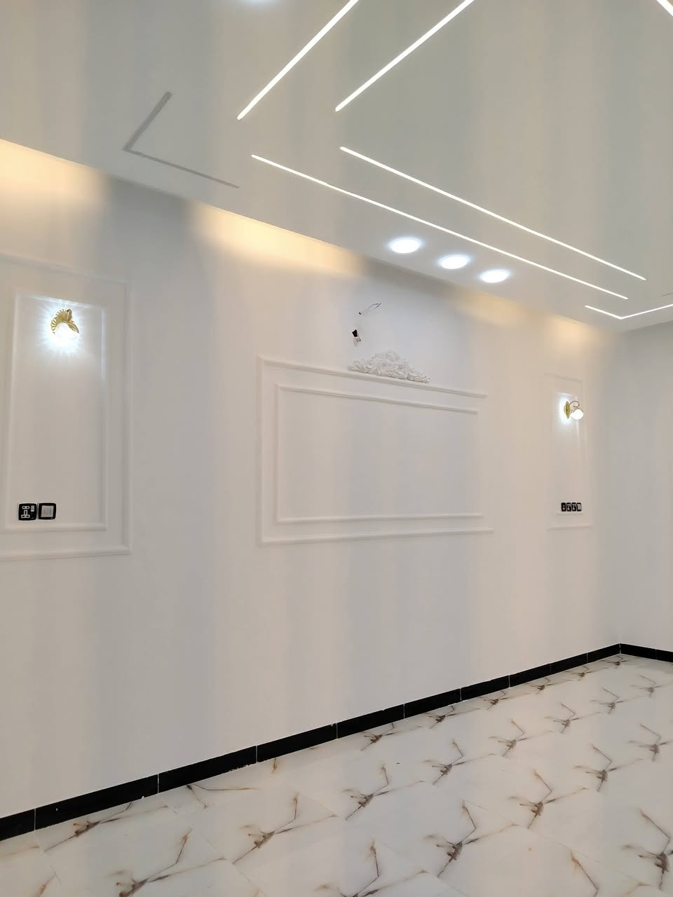 دار للبيع في النجف حي الوفاء قرب شارع هندية وفاء / مساحة ١٠٠ متر طابقين جديد ٣ غرف / السعر ١٦٧ وبي مجال / للاستفسار - *********** مكتب الموسوي
