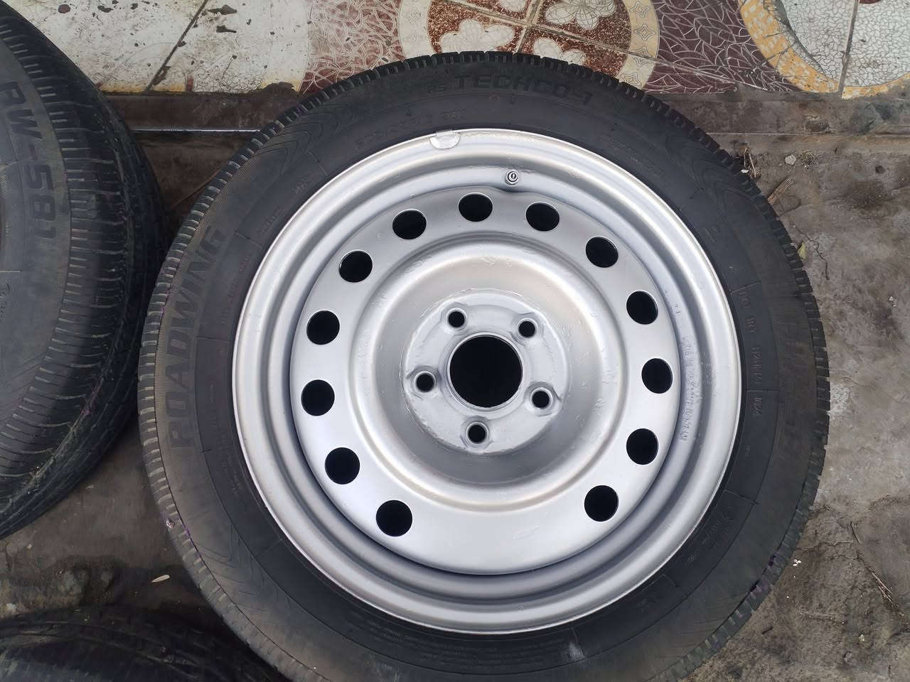 سلام عليكم ٣تكوت ويل عادي حجم ١٦ مكان كوت ***********
