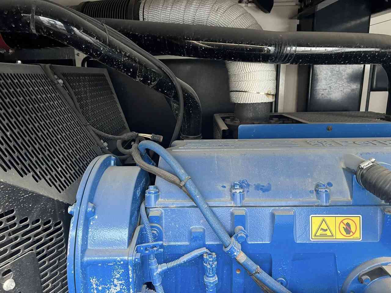 بيركنز FG.
550 kv
وارد بيرطاني 
ساعات العمل 350 ساعة 
المولد شرط الفحص والحمل 
يوجد كافة انواع واحجام المولدات 
يوجد توصيل كافة المحافظات 
العنوان اربيل صناعة الشمالي 
***********
***********
وتساب
