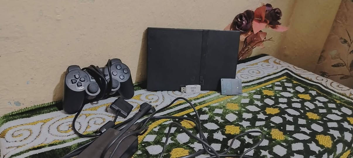 بلي 2 نضيف فلاش 32G كارت ميموري 8M بيه اكثر من 40 لعبه رقمي ***********
