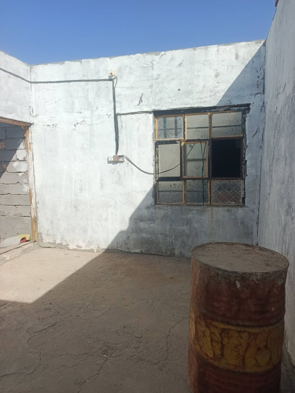 بيت زراعي مساحه 100متر خلفي دربونه متر ونص غرفه ومطبخ وصاله وصحيات البيت شوفت عينك عوزه ترتيب مكانه شركه نفط ذي قار الخميسات جاي من العلوه مال مخضر السعر 10وبي مجال هاتف ***********
