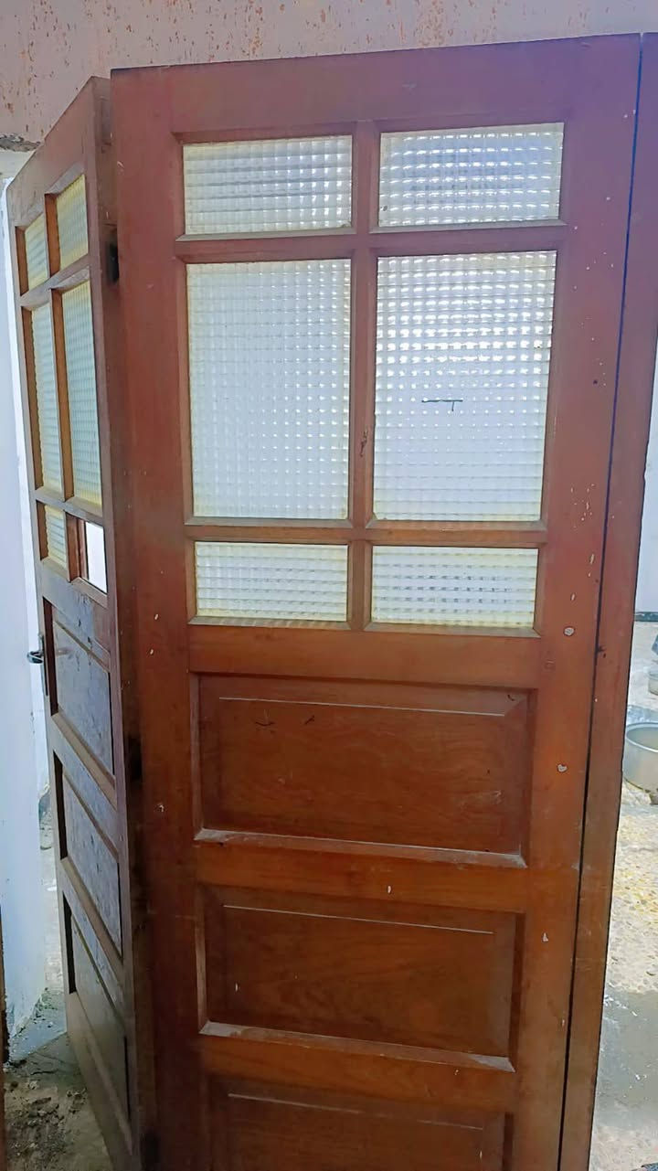 باب خشب للبيع صاج نضيف ***********
