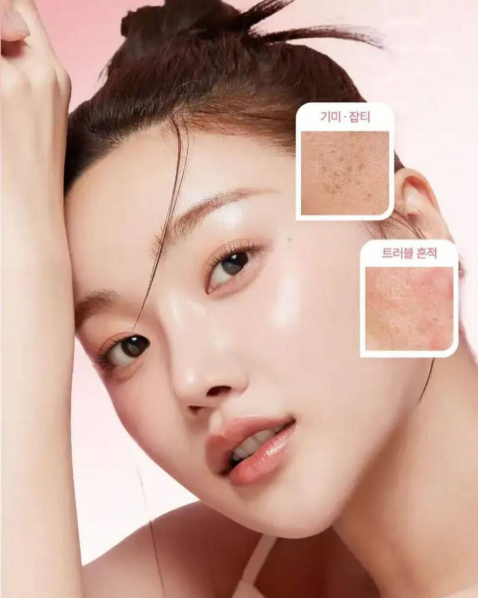 🍡غسول الوجه الرغوي المارشميلو Medicube PDRN Pink Niacinamide Whip Cleanser مصمم لتنظيف البشرة بعمق ولطف، مع توفير فوائد تجديدية وإشراقة. يوفر الغسول تنظيفًا عميقًا ولطيفًا بفضل رغوته الغنية التي تزيل الشوائب دون التسبب في جفاف البشرة. كما يحتوي على النياسيناميد للمساعدة في تفتيح وتوحيد لون البشرة وتقليل التصبغات، وعلى PDRN عالي النقاء لدعم تجدد الخلايا وتقوية حاجز البشرة. يُعد المنتج مناسبًا لجميع أنواع البشرة، بما في ذلك البشرة الحساسة.

✅ الفوائد الرئيسية:-
✔️ يبدأ المنتج بقوام هلامي لزج (يشبه المارشميلو) يلتصق بالشوائب ويزيل الأوساخ والزيوت الزائدة من المسام، ثم يتحول إلى رغوة كريمية غنية عند ملامسة الماء.
✔️ يحتوي على نسبة عالية من النياسيناميد (5% أو 20,000 جزء في المليون) المعروف بخصائصه في تفتيح البشرة، تقليل البقع الداكنة، وتوحيد لونها.
✔️ مدعم بـ PDRN (بولي ديوكسي ريبونوكليوتيد) النقي بنسبة 99% والمستخلص من الحمض النووي لسمك السلمون، والذي يساعد على دعم تجدد الخلايا وتحسين مرونة البشرة وملمسها.
✔️ يحتوي على حمض الهيالورونيك والسيراميد والبانثينول للمساعدة في الحفاظ على رطوبة البشرة وتقوية حاجزها الواقي، مما يمنع الجفاف أو الشد بعد الغسل.
✔️ تركيبته الخفيفة والمنخفضة التهيج تجعله مناسباً للبشرة الحساسة والجافة والدهنية والمعرضة لحب الشباب.
✔️ يمكن استخدامه كغسول يومي عميق أو كقناع للوجه يترك لمدة دقيقة واحدة لتعزيز التنقية والإشراق.


**إذا كنت صاحب هذا الإعلان وتريد حذفه لأي سبب، رجاءا أرسل رسالة إلى الدعم الفني**