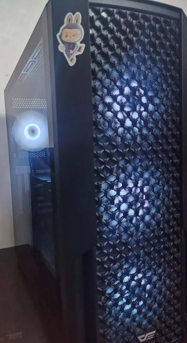 للبيع PC Gaming
المعالج: Ryzen 5 2600
كرت الشاشة: RX 580 2048SP 8GB
الرام: 16GB 
التخزين: SSD 500GB + HDD 500GB
المذربورد: Gigabyte B450M DS3H V2
مزود طاقة: 550W
الجهاز نظيف ويشتغل بدون مشاكل، ما مستخدمه هواي السبب ماعندي وكت فراغ مناسب للألعاب مثل PUBG و العاب الاقتصاديه وغيرها.
السعر 350 الف بدون ملحقات
مكان بغداد 
وات ساب (*********** )
