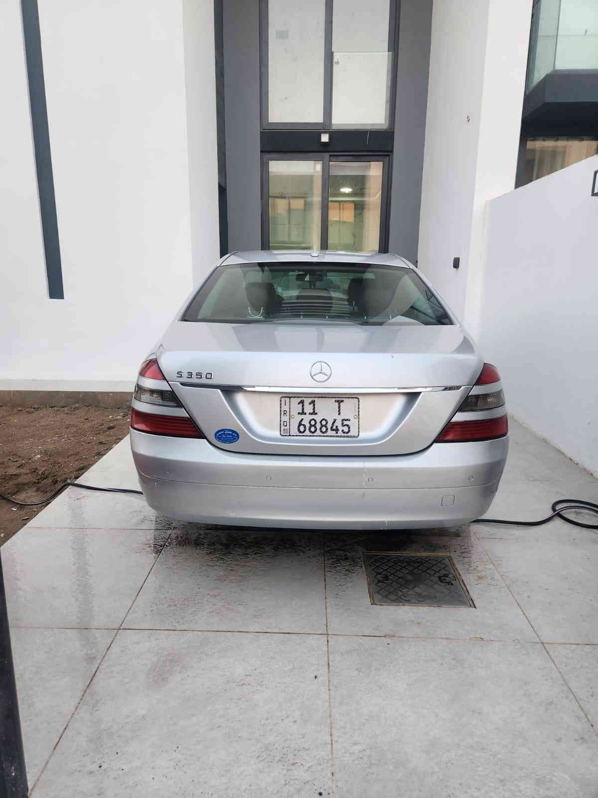 مرسيدس موديلS Class W221 2008
رقم السيارة : بغداد الجديد 11 T  
مكان السيارة : بغداد    مجمع البدور 
المواصفات

2. محرك V6 و كير 7 نمر 
3. تبريد ثلاثة قطع 
6. كروز سرعة 
7. أبواب شفط
8. صندوق شفط
9. فتحة سقف 
11. حساسات امامية خلفية
13. مري شفط
14. شاشة اعطال
15. داخل جلد لون اسود
17. كشنات امامية تبريد و تدفئة
18. ثلاثة وضعيات قيادة سبورت وعادي ومريح (S M C)
19. شفتات بالستيرن
20. سيدي جنجر 
21. نظام تعليق إيرماتك 
 السيارة بيها بارد خفيف بحافة الجاملغ الخلفي الأيمن 
والدعامية الامامية نصه مصبوغ 
السيارة على وضعه ومابيه اي صبغ وسوناره موجود 
السعر ١٩٥ ورقه وبيهه مجال بسيط
***********
