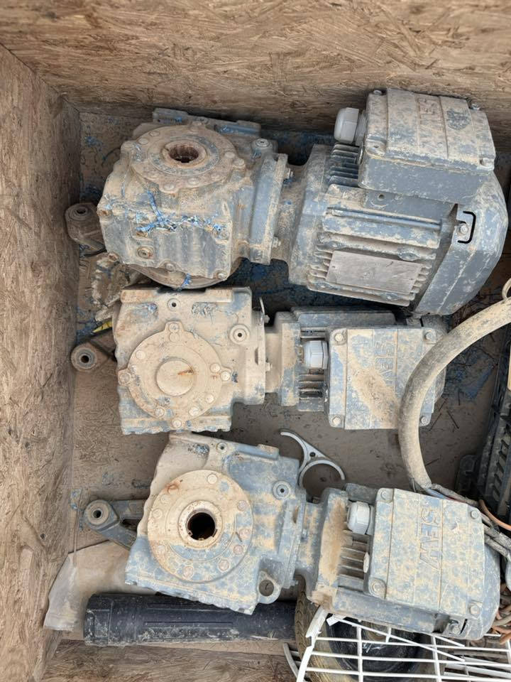 السلام عليكم
🔥 للبيع Gear Motor SEW ألماني أصلي مع مضخة ماء LOWARA 🔥

✅ عدد (3) Gear Motor ألماني أصلي من شركة SEW-EURODRIVE

• محرك مع جيربوكس صناعي

• قدرة تقريبية 0.75 kW

• سرعة منخفضة وعزم عالي

• مناسب للسيور الناقلة والمكائن الصناعية وخطوط الإنتاج

✅ مضخة ماء صناعية LOWARA أوربية أصلية

• قدرة 2.2 kW (3 حصان)

• سرعة 2810 RPM

• جهد تشغيل 220/380V

• مضخة متعددة المراحل (Multistage Vertical Pump)

• مناسبة لتقوية الضغط وأنظمة RO والمشاريع الصناعية

📍 الموقع: بابل

📞 التواصل: ***********
