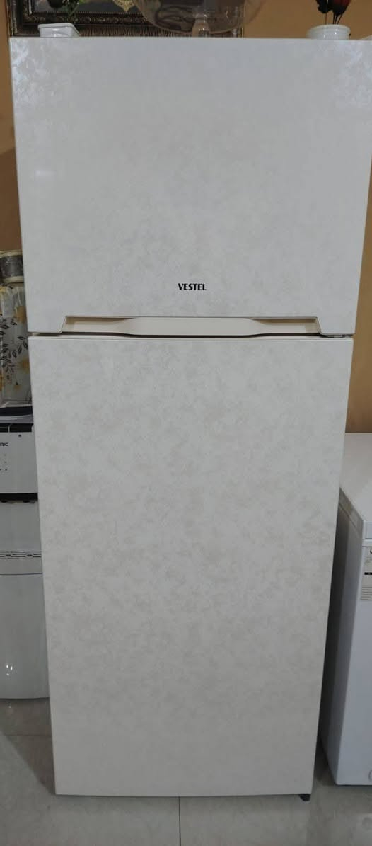 ثلاجه للبيع ٣٥٠ البياع حي الإعلام الرقم ***********
