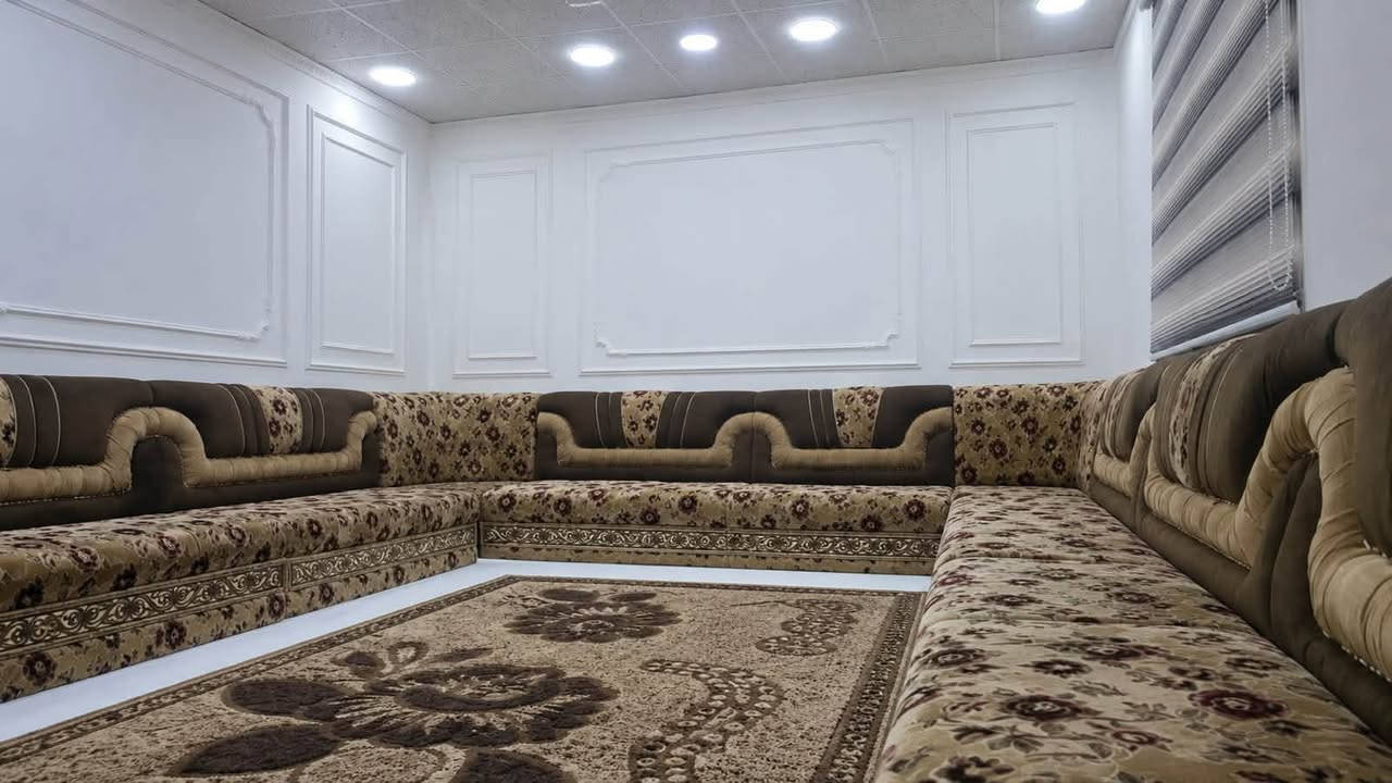 ديوان للبيع مساحته 23 متر
يحتوي على 3 زاويه و 12 كوشه
نضافته ٪90
السعر مليون و نص وبيهن مجال الشراي يتواصل واتساب ..... ***********
