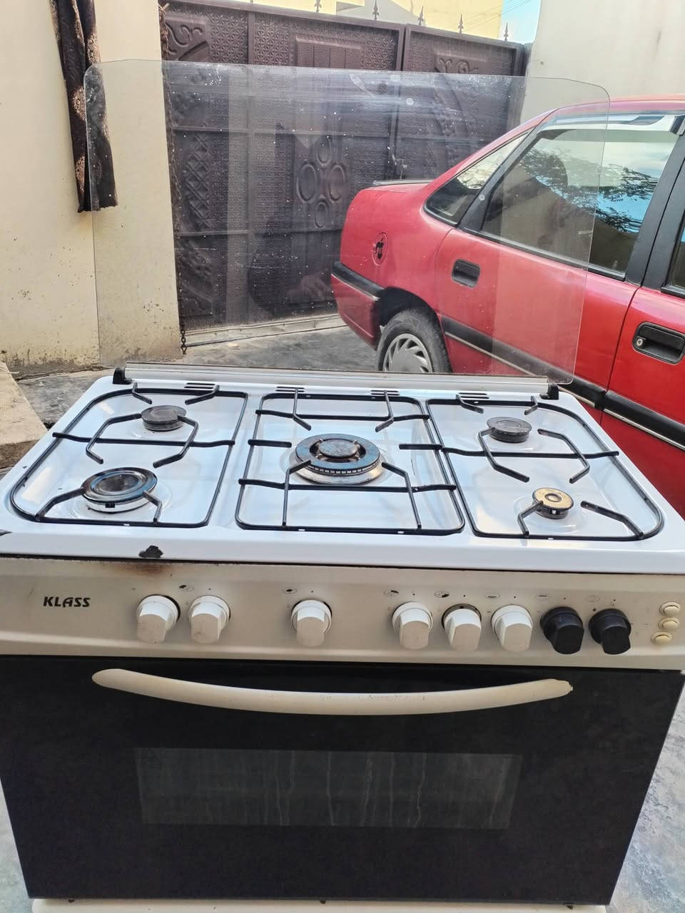 سلام عليكم طباخ للبيع نضيف مابي عيب شرط الشغل تفحص يلله تاخذ ٥عين فرن شغال سعر ٨٠ مع مجال
***********
