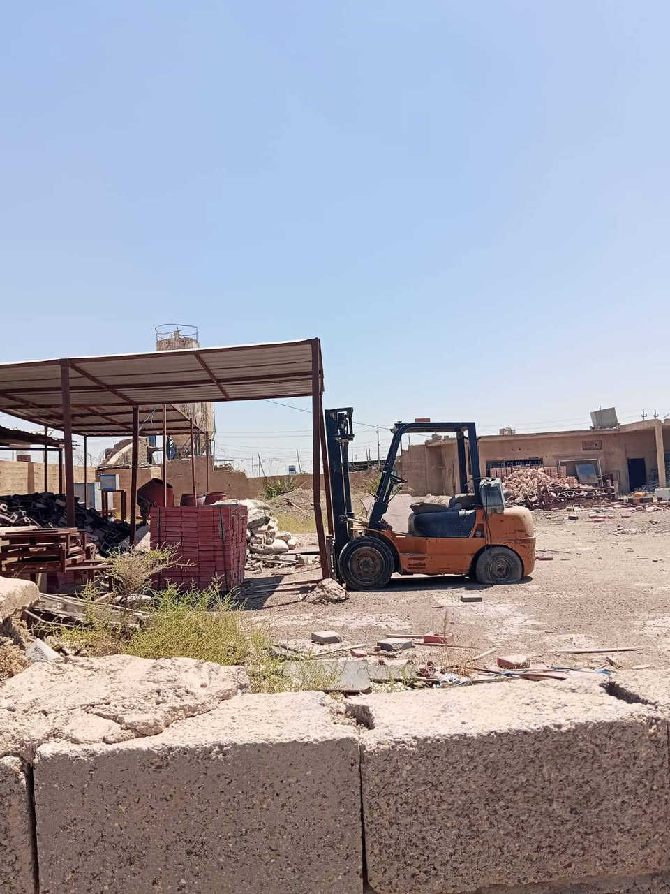 البيع معمل المقرنص المرمري
--------------------------- 
خط الانتاج عدد اثنان 
الانتاج اليومي 300 متر مربع
القوالب الموجوده 
1- السهم 150 متر مربع
2- مربع أملس 20*20 سم
 150متر مربع
3- مربع محبب 20*20 سم 150متر مربع
قوالب الحدائق الربر نماذج مختلفه
رافعة شوكية 3.5 طن
مولدة كهرباء 30كي في 
خباطات عدد 4
رجاجات عدد 3 
سكة حديد عدد اثنان  مع عربات رصف الإنتاج عدد ثمانيه 
جهاز مع قايش فتح الإنتاج بطول 6 متر 
خشب بلاي وود عدد 130 قطعه قياس120*120 سم
تانكي ماء عدد  اثنان كل واحد متر مكعب 
بعض قطع الحديد التي تحتاج إلى تأهيل بسيط لتكون اجهزه احتياطيه /السعر المطلوب 55 مليون و بي مجال/المعمل قابل للنقل و التنصيب لأي موقع كان في العراق//////////// رقم  الهاتف ***********
