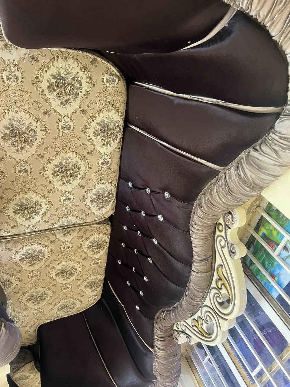 تخم رئاسي للبيع فقط
800 الف 
شغل جديد  
٣ قنفات 
٢ كراسي 
المكان بابل المركز 
***********
