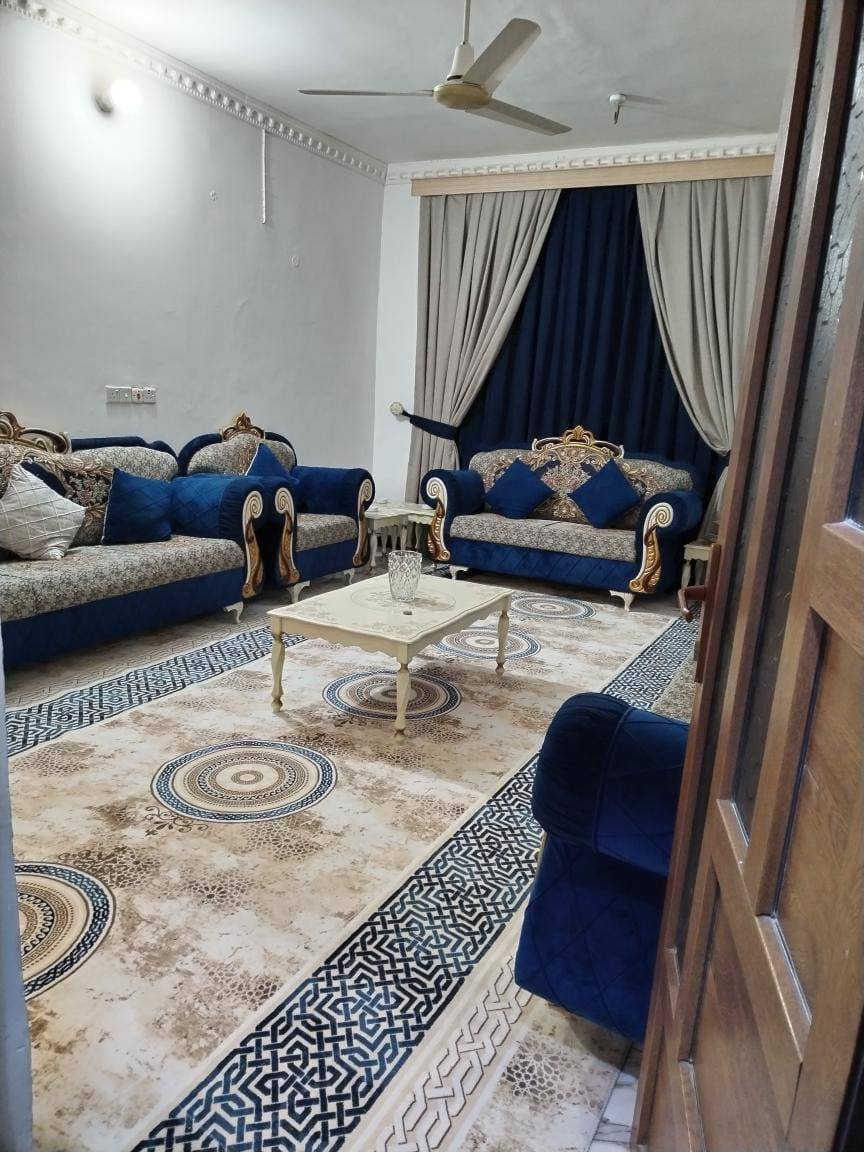 بيت للبيع في طويريج/ حي الجمعية / الزراعي/ شارع أصحاب الكساء ركن مساحه 120م طابق واحد مع غرفه في الطابق الثاني شارع تبليط ماء كهرباء مجاري
السعر 70 وبي مجال 
للاستفسار الاتصال على الرقم ‏‪***********‬‏
