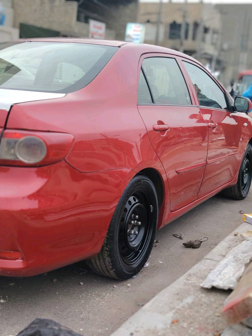 سيارة تويوتا كورولا موديل حديث، لون أحمر جذاب مع سقف أبيض مميز. السيارة بحالة جيدة كما تظهر في الصور، والمحرك يعمل بسلاسة. المظهر الخارجي نظيف والداخلية واسعة ومريحة. فرصة رائعة لاقتناء سيارة موثوقة وبتصميم أنيق.