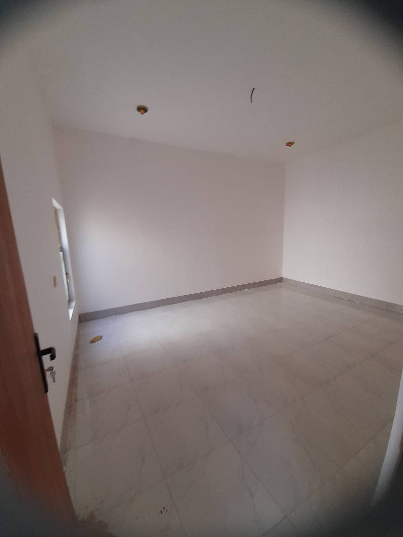 سلام عليكم 
دار للبيع 
طابو زراعي.   إقرار محكمة.  مرقم من البلدية
المساحة  150 متر  ركن على شارعين 
البيت إعادة ترميم رجع جديد 
يحتوي على غرفتين كبار 
صالة كبيرة 
استقبال كبير 
صحيات داخلية وخارجية 
البيت عالي عن الشارع 
خدمات كاملة ماء كهرباء مولدة خط سيارات سوق مدارس والمنطقة حلوة وجيران ذهب 
المكان شارع المعمل خلف مدرسة الازدهار 
السعر المطلوب  ٤٠ وبي مجال 
للاستفسار الاتصال على الرقم
*********** النجف, العراق
