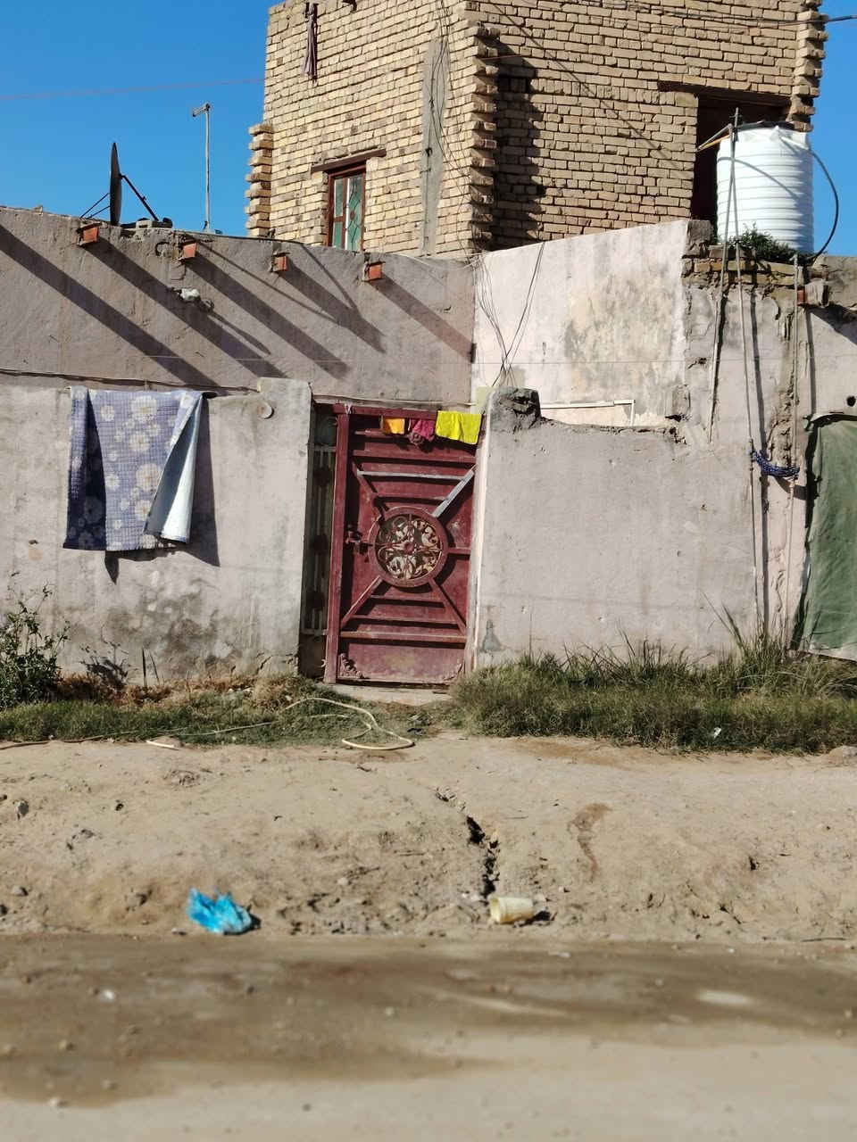 السلام عليكم بيت بحاوي العباس للبيع مساحة البيت 190استقبال وغرفه نوم وصاله ومطبخ وصحيات حمام داخلي الاستفسار ع الرقم ***********
