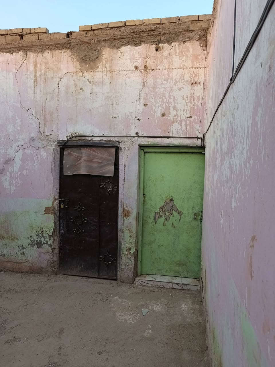سلام عليكم بيت 🏠 زراعي للبيع مساحه 100 وبي ورصل وره بانزينخانت الحجامي السعر 15 وبي مجال قليل تصل  وتدلل***********مامتواجد عل فيس شارع 10 متار يرادله اشويه ترميم
