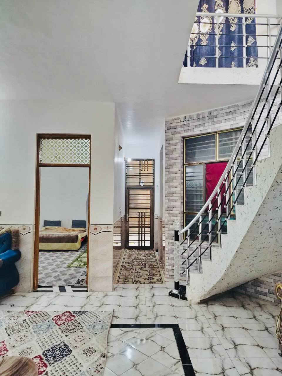 السلام عليكم
دار 150متر للبيع  اساس صب كونكريت و بناء طابوك نهروان و سقف صب كونكريت الطابق الاول يحتوي على غرفه وصاله ومطبخ واستقبال وحمام داخلي وخارجي الطابق الثاني يحتوي على صاله شغل درجه اولى مال جناي 
العنوان / شارع المطار القديم/ شارع علكم الشبلي/ ثالث بيت عن الشارع العام 
السعر (75) مليون وبي مجال
***********
***********
