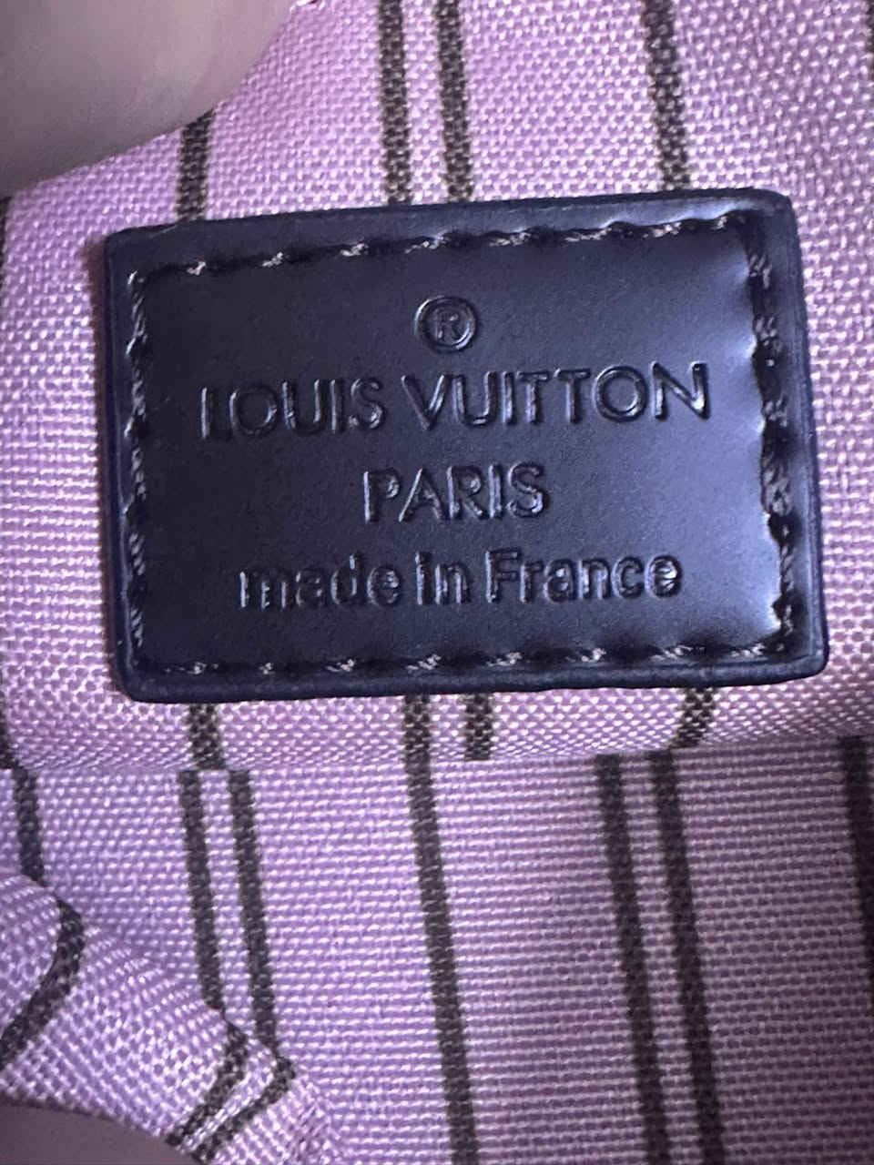 حقيبة لويس فيتون موديل "Neverfull" من قماش "Damier Ébène" الكلاسيكي


**إذا كنت صاحب هذا الإعلان وتريد حذفه لأي سبب، رجاءا أرسل رسالة إلى الدعم الفني**