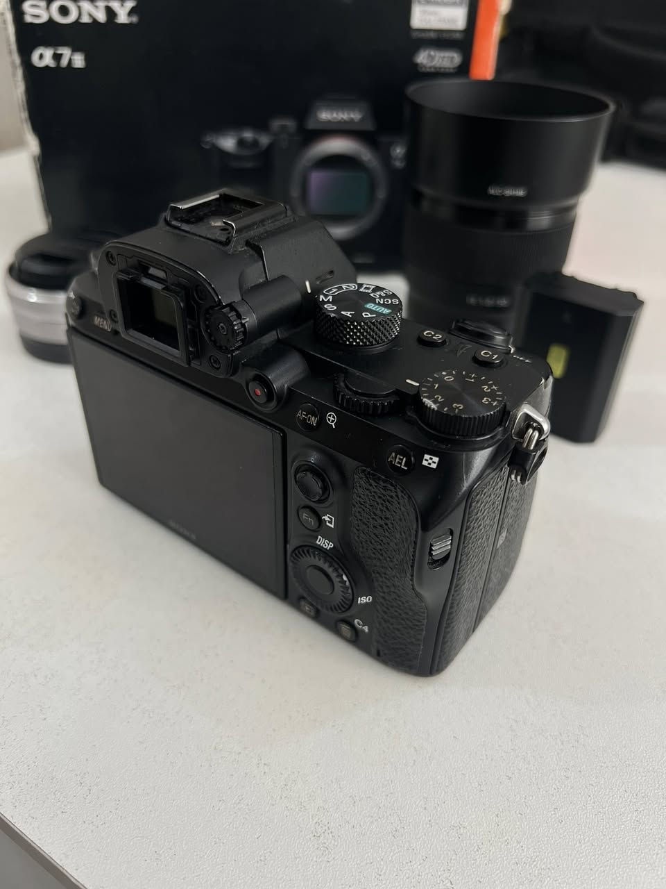📸 تفاصيل الكاميرا (Body)

 الموديل: Sony Alpha 7 III (Sony A7III / ILCE-7M3) - كاميرا فول فريم (Full-Frame) احترافية غنية عن التعريف.

 الحالة: نظيفة وتعمل بشكل ممتاز، وتظهر الشاشة القابلة للإمالة (Tiltable Screen) بحالة سليمة تماماً في صورة "image_8.png".

🔍 العدسات الملحقة (Lenses)
العرض يجي وياه عدستين مميزتين يغطن أغلب الاحتياجات:
1 عدسة سوني 50mm (العدسة الأساسية للعزل والبورتريه):
 الموديل: Sony FE 50mm f/1.8 (تظهر بوضوح في image_6.png).
 الملحقات: يجي وياها الهود الأصلي الخاص بها لمنع انعكاس الضوء وموديله (ALC-SH146).

2 عدسة سوني 16mm (العدسة العريضة للمناظر والطبيعة والـ Vlog):
 الموديل: Sony E 16mm f/2.8 (العدسة الفضية النحيفة الـ Pancake تظهر في image_5.png).
 ملاحظة: تأتي مع غطاء الحماية الأمامي الأصلي من Sony.

📦 الملحقات الأخرى (Accessories)
 الكرتونة الأصلية: كرتونة الكاميرا الرسمية موجودة (تظهر في image_7.png).
 كتيبات التشغيل: الدليل الإرشادي الأصلي للكاميرا متوفر (كما في image_4.png).
 البطارية: بطارية سوني الأصلية سعة كبيرة (تظهر في image_3.png).
 أغطية الحماية: غطاء حماية السنسور وجسم الكاميرا الأصلي (Body Cap) موجود (كما في image_2.png).

📌 الحالة: نظيف جداً، استخدام حشيم، 
وكافة الملحقات الأصلية موجودة.
📞 للتواصل والاستفسار: [ *********** ]
