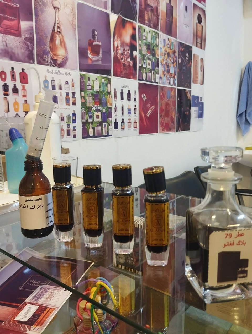 متجر الأوس لتركيب العطور: حيث تلتقي فخامة الزيوت العالمية ببراعة التوقيع العراقي
في عالم العطور، الرائحة ليست مجرد عبق يملأ المكان، بل هي بصمة الروح والرسالة الصامتة التي تتركها خلفك. ومن هذا المنطلق، تأسس متجر الأوس لتركيب العطور، ليضع بين يديك خلاصة ما توصلت إليه كبرى دور العطور العالمية، مع لمسة احترافية تجعل من عطرك المفضل تحفة فنية تدوم طويلاً.
عالمٌ من الجودة: تعاملنا مع عمالقة صناعة الزيوت
في متجر الأوس، نحن لا نؤمن بالبدائل الرخيصة، بل نبحث دائماً عن "الأصل" في كل قطرة. لذلك، اقتنينا زيوتنا العطرية من قمة هرم الصناعة العالمية، لنتعامل مع شركات لا تُنافس في نقائها:
 * جيفودان (Givaudan): السويسرية العريقة، رائدة الابتكار العطري عالمياً.
 * لوزي (Luzi): مرادف الفخامة والنقاء السويسري.
 • بيبي اسانص الانكليزية  (PB ESANCE )   الرائدة في مجال الزيوت العطرية .
 * إيبرشم (Iberchem): الإبداع الإسباني الذي يجمع بين التراث والحداثة.
 * SFA و Argeville (أرجمس): الخبرة الفرنسية الأصيلة في استخلاص أروع النوتات.
هذه الشركات هي ذاتها التي تصمم أرقى العطور العالمية، ونحن في "الأوس" نجلب هذه الزيوت الخام لنضعها بين يديك بتركيزات تليق بذوقك.
كيف ننتقي الأفضل؟ (معايير الأوس الصارمة)
عملية اختيار الزيت في متجرنا لا تتم عشوائياً، بل تخضع لرحلة من الاختبارات الدقيقة:
 * النقاء الكيميائي: نختار الزيوت الخالية من الشوائب لضمان سلامة الاستخدام على الجلد والملابس.
 * التطابق المذهل: نعتمد في انتقائنا على الزيوت التي تحقق أعلى نسبة تطابق مع العطر الأصلي (Original Match) لتشعر أنك تقتني النسخة الفاخرة التي تحلم بها.
 * تكامل النوتات: نختبر ثبات النوتات من الافتتاحية وحتى القاعدة لضمان تجربة عطرية متدرجة وساحرة.
معادلة "الأوس" الصعبة: الثبات، الفوحان، والجودة
ندرك جيداً أن العميل في العراق يبحث عن عطر "يقلب الموازين"، لذا فإن تركيباتنا تعتمد على:
 * فوحان طاغٍ: نستخدم وسائط كحولية طبية عالية الجودة تضمن انتشار جزيئات العطر في المحيط فور رشّه.
 * ثبات استثنائي: بفضل جودة الزيوت المركزة وتعتيقها الاحترافي، تبقى روائح "الأوس" رفيقة لك لأيام على ملابسك.
 * جودة لا تتغير: التزامنا بالمعايير يجعل رائحة العطر مستقرة ولا تتغير بمرور الوقت أو مع حرارة الجو.
زيارتك لنا هي بداية القصة
في متجر الأوس، نحن لا نبيع زجاجات عطر، بل نركب لك "هوية". سواء كنت تبحث عن فخامة العود، غموض العنبر، أو انتعاش الزهور والفاكهة، فإن خبرتنا بانتظارك لمساعدتك في اختيار التركيبة التي تعبر عنك.
متجر الأوس لتركيب العطور.. الفخامة العالمية بلمسة عراقية أصيلة.
📍 [الانبار  - الرمادي -  شارع اربعين مقابل جامع الواثق ]
📞 الاوس  للعطور والهدايا والقرطاسية


**إذا كنت صاحب هذا الإعلان وتريد حذفه لأي سبب، رجاءا أرسل رسالة إلى الدعم الفني**