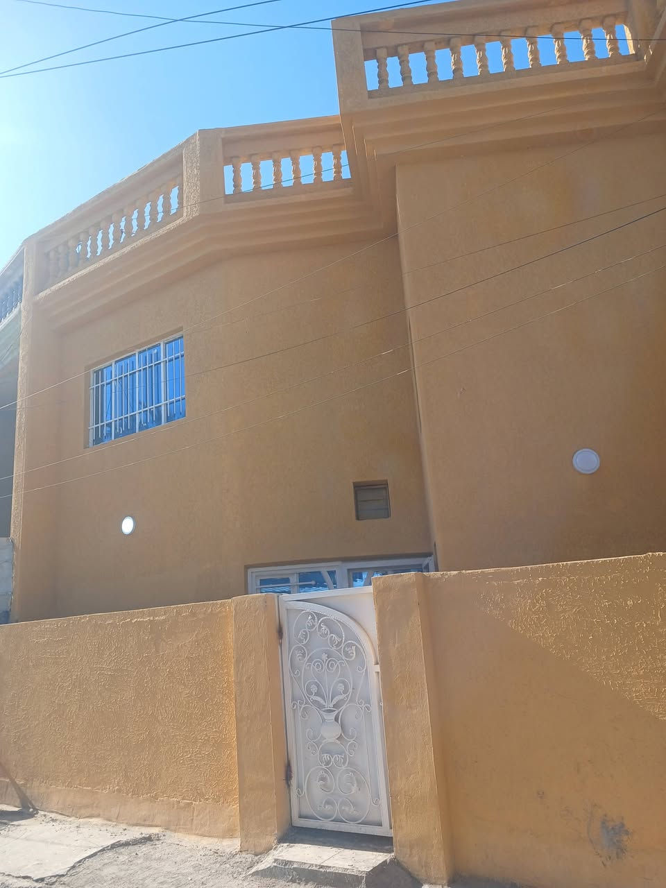 للبيع فقط بيت ركن مساحه ١٣٣ متر وجه ١٢ متر طابقين بناء مسلح طابو صرف بسم واحد فقط يتكون من كراج مدخلين صاله ومطبخ وحولي وخدمات وغرفة نوم وترك وطابق ثاني غرفتين نوم وبيتونه وسطح ناصي وسطح عالي نضيف وحلو وجاهز للسكن مكانه حي مواصلات الثانيه قرب المستوصف وقرب شارع العام سعر ٢٤٥ بي مجال انشالله للاستفسار اتصل مكتب دارك للعقار واتساب ***********
