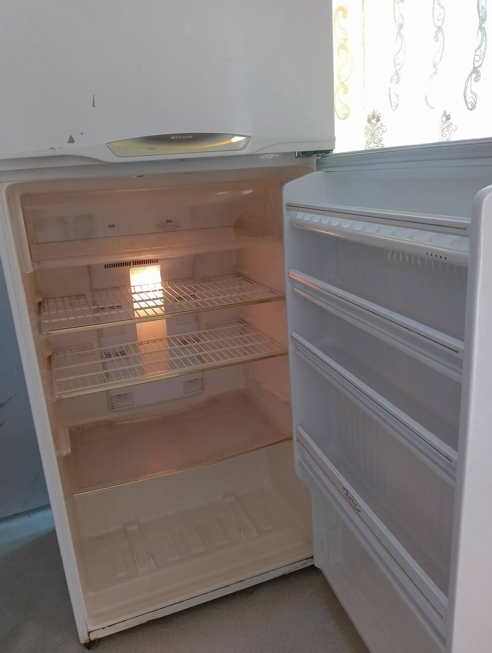 ثلاجه باله كويتي صناعه يابانيه حجم كبيل ٢٤ قدم بلاديه ما داخله تصليح شرط الشغل الشراي يجي خاص او يتصل *********** مكاني البصره دور الشرطه
