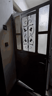 السلام عليكم ♥️.
شقة درجة أولى نضافة فووول حصراً 1️⃣.
الموقع / الكرادة شارع حلويات أبو عفيف 🍰🎂
الموقع جداً مميز الداخل والخارج ثنينهن قريبات عليك والشارع مال العمارة كلش مرتب ونضيف ومعروف بعد
مساحة الشقة 100 متر صافي
الشقة معزولة عزل تام ب قاطع مرتب وشغل فول
يعني لا شرفيات ولا أبد 👍🏼.
الشقة طابق أول يعني تصعد درج واحد فقط !!
الشقة تحتوي على
مطبخ كبير 🧑‍🍳
استقبال كبير 
حمام عمل درجة أولى جديد ✨.
غرف عدد ثنين 2️⃣
 بالإضافة الى منور خلفي معزول ايضاً
يعني مكان لغسالة الملابس وبالاضافة الى مكان احتياطي تكدر تخلي مخزن ويناسب عدد غراضك .
علماً انو للشقة مدخل خارجي من القاطع 
وعدد المداخل الداخليه ثنين كل واحد بيهم معزول
واحد للاستقبال واحد للمطبخ 
يعني من الأخير عمارة هادئة وناسها كلها عوائل مرتبة
وموقع حلو ومريح قريب كلشي عليك وطابق أول و100 متر ومثلما ذكرت المواصفات فوك 💯💯

للتواصل واتس *********** 📞☎️
سعر الإيجار 750 دينار قفلها النهائي لأن مستحيل تلكه هيج شي بهلنضافه ارخص من هيج سعر الي يدور رخيص يلكه ب غير مناطق وبشوارع تعبانه علماً انو ايجارات الطابق الثاني 700 دينار فـ لحد يكسر ب السعر هذا سعرها وان شاء الله الجميع مرزوق 🙏🏼.
