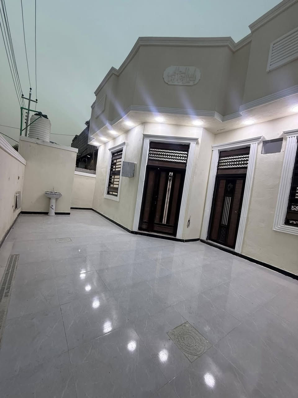 ألسلام عليكم ورحمه الله وبركاته
***********
توفر دار سكن للبيع

بسعر مناسب حسب الموقع

بناء حديث تسليم مفتاح

مساحه 200 م
شارع 10 متر
جميع الخدمات متوفره

منطقه سكنيه مرتبه هدوء

#سعر 97مليون وبي مجال

محتويات الدار
كراج

ديوان كبير

صاله واسعه

غرف منام 2 

مطبخ واسع
صحيات خارجيه داخليه + مناور

نوع العقار طابو ملك صرف زراعي عراقي سند 25

العنوان البصره حمدان البز قرب جامع فاطمه

للأستفسار ***********
