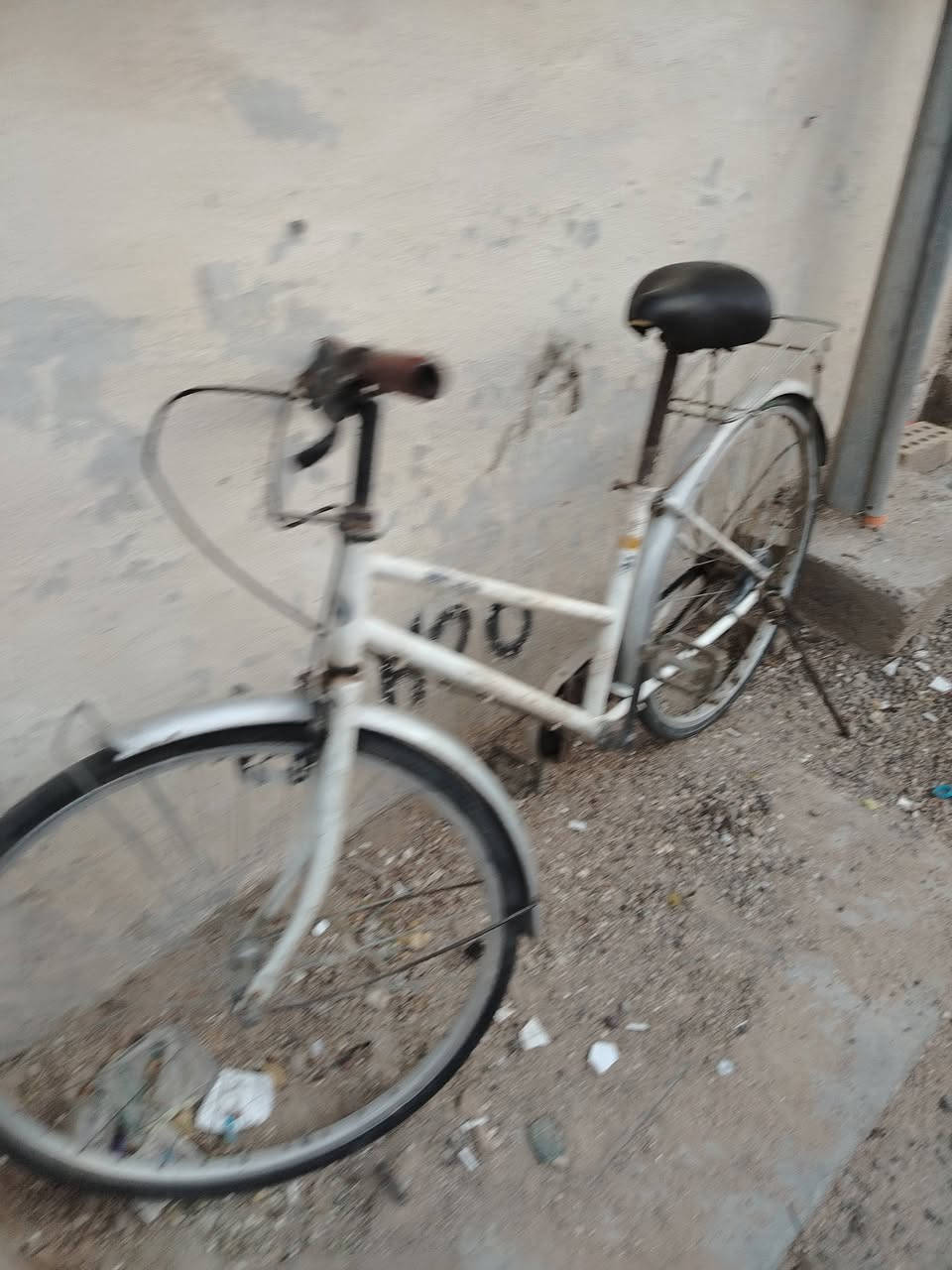 سلام عليكم بايسكل بناتي حجم ٢٦ ياباني للبيع رايده ب 50 وبي مجال قليل للتواصل هاذ رقمي *********** موجود واتساب وبلفيس
