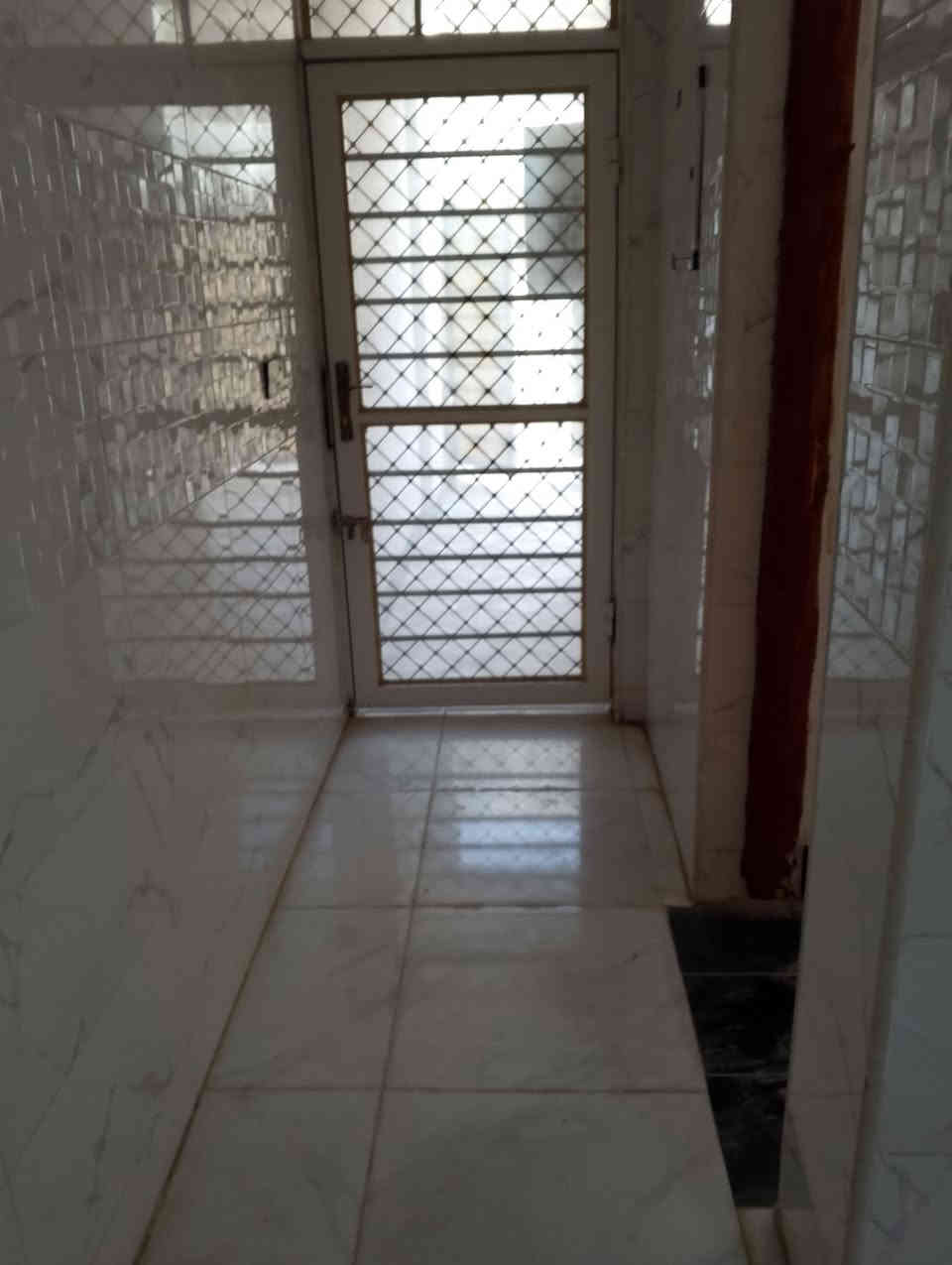 مشتمل طابقين للبيع مساحته 100متر 🟥 بناء حديث غير مسكون 🟦 يحتوي الطابق الاول على غرفة نوم وهول ومطبخ واستقبال وصحيات داخلية وخارجية وگراچ 
-- والطابق الثاني يحتوي على غرفتين نوم وهول وصحيات🔲
--مبني من الطابوق 🟥
ــالسقف صب كونكريت 🟦 
ــالارضية والجدران سيراميك 🟥
--نوع العقار طابو زراعي مرقم 🟦
--مرتب وديكورات🔲
السعر//58 مليون قابل للتفاوض 🟥
العنوان//كوت ــحي الحكيم الاولى شارع افران الهادي 🟦
للاستفسار الاتصال على الارقام التاليه ⬇️⬇️
📳📳*********** 📳📳
📳📳*********** 📳📳
مكتب دلالية اهل الديرة للعقار 🏨🏨
