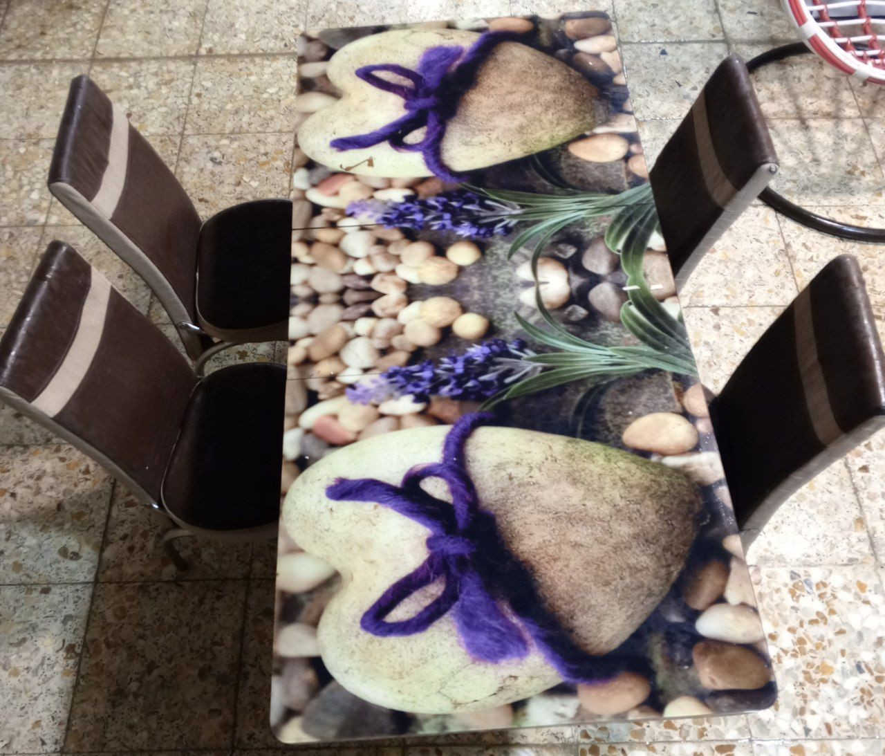 سلام عليكم طاوله طعام نضيفه وتنفتح تتكبر سعره 70 وبيه مجال والمرجوحه اخت الجديده مابيه شي سعره 60 وبيه مجال اتصل وبخدمتك ***********
